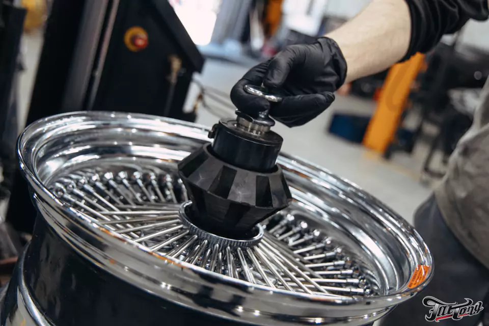 Фирменный шиномонтаж на стендах Hunter для Chevrolet Impala: собрали комплект колес Dayton Wire Wheels с системой knock-off!
